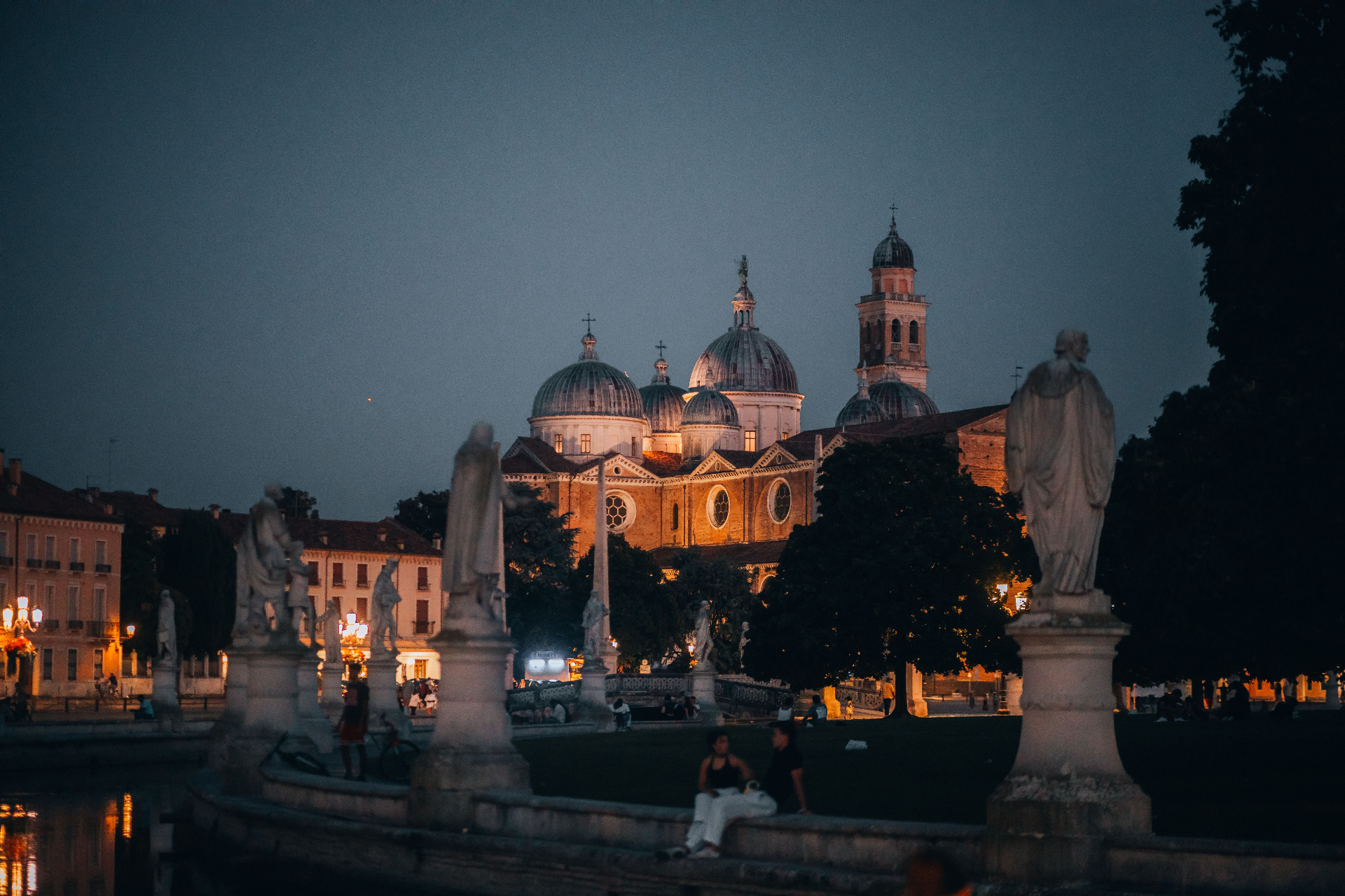 Prato della Valle e Basilica di Santa Giustina di sera