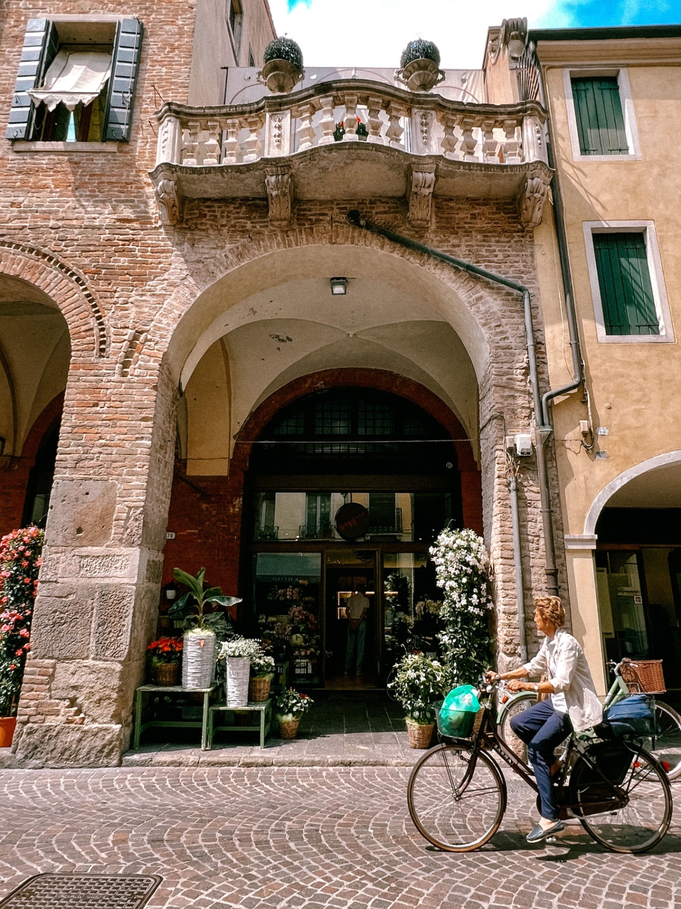 Vita cittadina sotto i portici di Padova